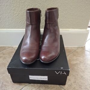 New Ecco brown leathet ankle boots, Sz 40, Comfy flat rubber Soles